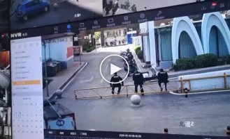 Доставку заказывали Курьер уронил рабочих