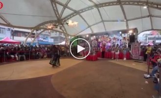 Танцовщица загорелась во время огненного шоу на фестивале в Тайване