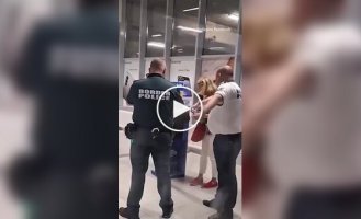 Авиакомпания отказала в перелете женщине, которая заплакала и встала на колени  колени, негатив, пассажирка, перелет, ручная кладь