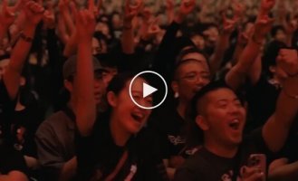 Буддійський чернець на концерті металістів