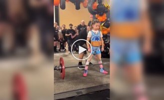 9-летняя девочка установила рекорд, подняв штангу в три раза тяжелее себя