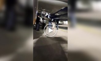 Мужчина спрятался в отсеке шасси самолета