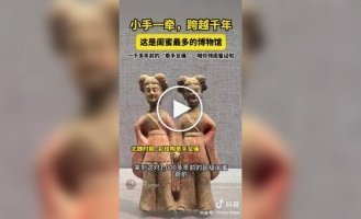Китаянки с подругами выстраиваются в очереди на фото с древней керамической фигуркой
