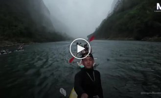 Плывущих на сапбордах туристов застал внезапный шторм