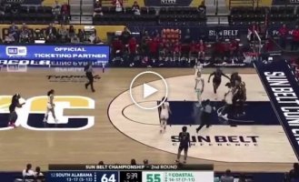 Массовая драка в женском баскетболе: арбитр — в нокауте, восемь девушек — отстранены