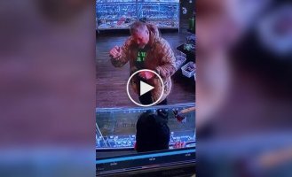 Странный посетитель устроил «бой» с невидимым противником