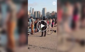 Сотни жителей Чикаго собираются на набережной, чтобы поорать