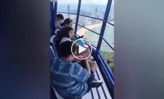 Несколько десятков туристов застряли на высоте из-за остановки аттракциона