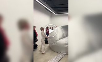 Contemporary Art Without Explanations: A Performance That's Difficult to Decipher