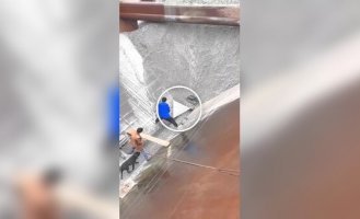 Рабочие придумали забаву для пса