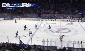 Хоккеист не смог попасть в пустые ворота