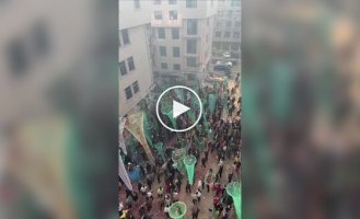 In China, new residents are "catch their luck" with nets.