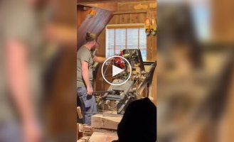 На фабрике в Нидерландах точат деревянные башмаки с помощью зеркального фрезера