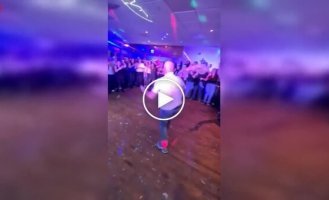Энергия и акробатика: мужчина зажег на танцполе
