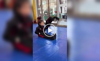 В Китае юные мастера кунг-фу тренируются вставать с руками в карманах