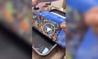 Девушка показала процесс реставрации старинной книги