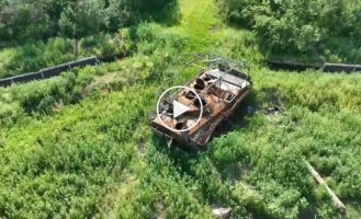 Запеченное тело оккупанта на броне сожженной российской бронемашины
