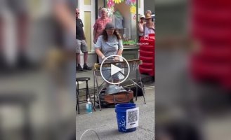 Уличное соло в четыре палочки