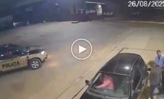 Три секунды до спасения: девушка сбежала от похитителя к полицейским