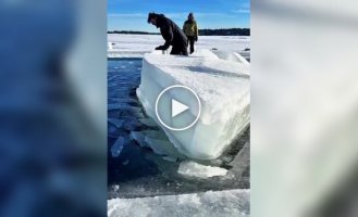 Лодка из глыбы льда с мотором: безумный эксперимент на воде
