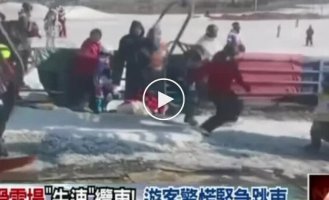Канатная дорога внезапно ускорилась и заставила туристов прыгать в снег в Китае