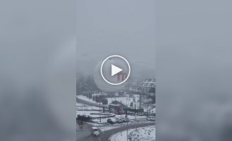 Відчайдушне прибирання на висоті 150 метрів: у Тбілісі комунальник заліз на повітряну кулю