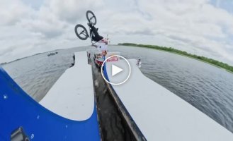 Трюк на BMX між човнами, що пливуть