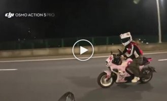 Засмотрелся на девушку на розовом мотоцикле