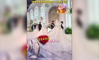 Тройняшки сыграли свадьбу в один день