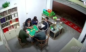 Спокойный вечер взрослых внезапно прервал падающий шкаф