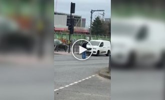 В Лондоне прохожий помог регулировать движение после отказа светофора