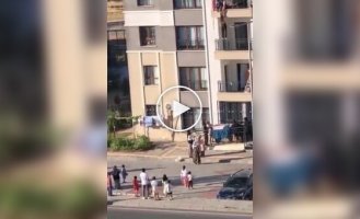 Мужчины устроили рискованную спасательную операцию ради девушки