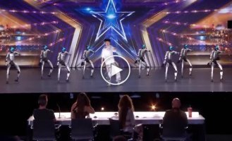 Китаец покорил Americas Got Talent танцем с восемью роботами