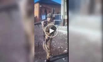 Кадыровец из гранатомета стреляет в направлении храма РПЦ в Судже на Курщине