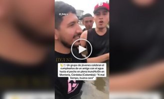 В Колумбии жители устроили праздник по грудь в воде, используя надувной матрас вместо стола
