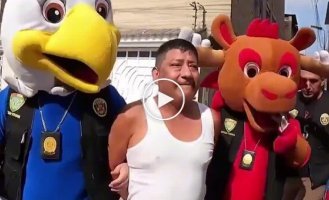 Полицейские из Перу провели облаву на наркоторговца в костюмах талисманов ЧМ по футболу