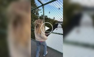Девушка придумала весьма необычный способ развлечься на мосту