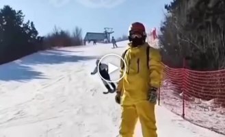 Двое лыжников сняли забавное видео на склоне