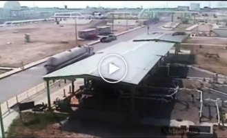 The moment of the explosion at an oil refinery in the USA
