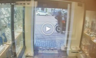 Налетчики ограбили ювелирный магазин при помощи бетонореза