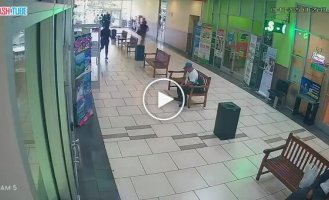 Owner jewelry store thief prevented his store from being robbed, dispersing the robbers with a firearm
