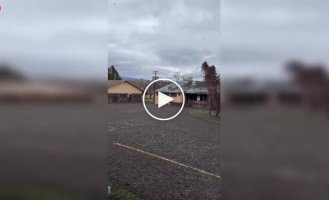 На Гавайях вулкан Килауэа выбросил «дождь» из камней