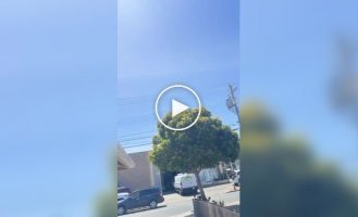 Парень превратил свой потолок в интерактивную карту самолетов