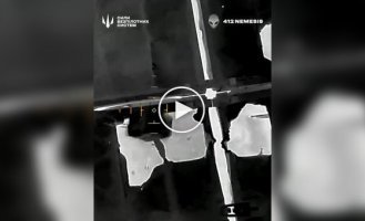 Оператор дрона сбросом уничтожает понтонную переправу оккупантов на восточном направлении