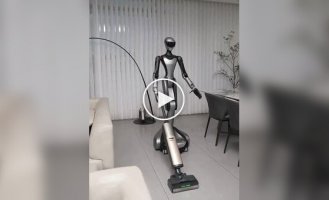 Робот, который способен убираться и готовить
