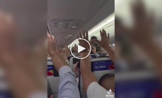 В США пассажира рейса едва не приняли за террориста из-за напоминания о молитве в телефоне