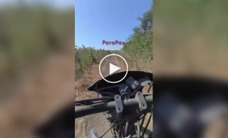 Лобовое столкновение двух российских мотоштурмовиков на узкой полевой дороге