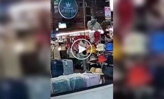 Туристка украла чемодан и спокойно ушла прогулочным шагом