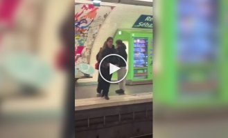 Картковий фокус у метро Парижа залишив дівчину в повному шоці