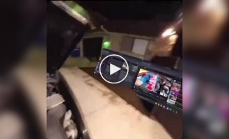 Мужчина ремонтирует автомобиль в AR-очках